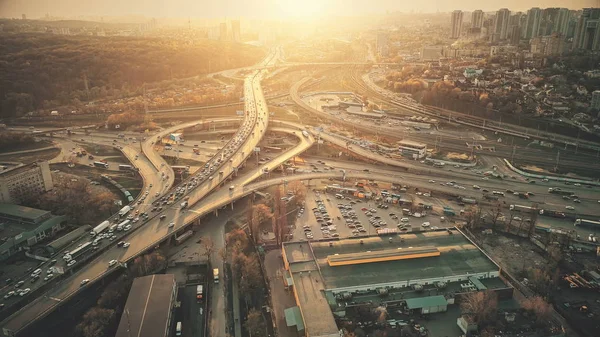 Şehir yol sistemi görme trafik sıkışması havadan görünümü — Stok fotoğraf