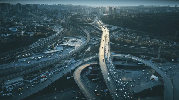 Νύχτα Αστική κυκλοφορία οδικό σύστημα θέαμα εναέρια άποψη — Φωτογραφία Αρχείου