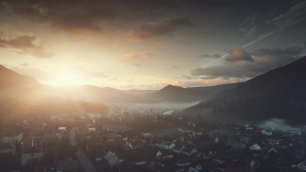 Sunrise Mountain Village Misty Weather luchtfoto — Stockvideo