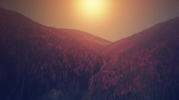 Vista aérea panorámica del paisaje de montaña al atardecer — Vídeo de stock