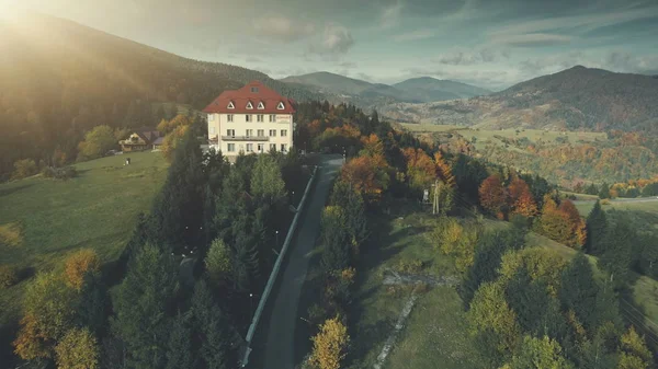 Epic highland hotel górskie krajobrazy widok z lotu ptaka — Zdjęcie stockowe