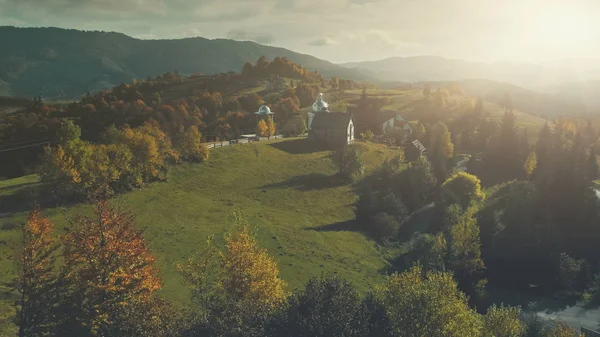 Letecký pohled na Vysočině církevní horské vesnice scenérie — Stock fotografie