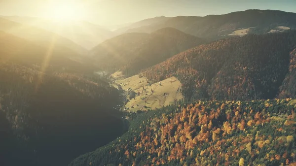 Epische Kette Hügel Wald Hang Sonnenstrahl Luftaufnahme — Stockfoto