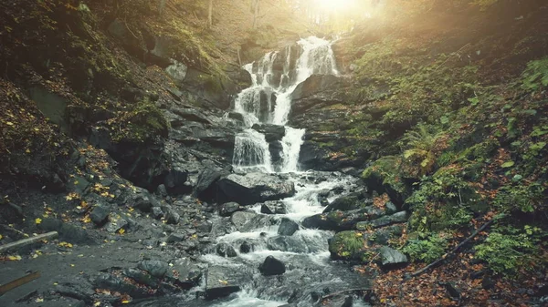 Cascata maestosa del torrente foresta autunnale — Foto Stock