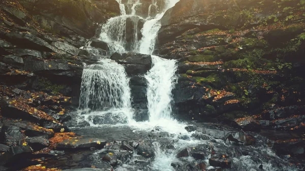 Dağ köpüklü akış cascade sonbahar orman görme — Stok fotoğraf