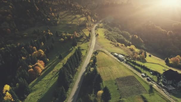 Longa montanha estrada cárpatos paisagem aérea vista — Vídeo de Stock