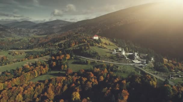 Осінній ліс гірський схил пейзаж вид з повітря — стокове відео