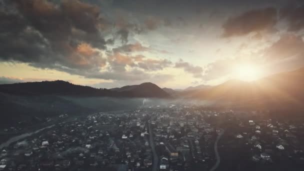 Vista aérea panorámica de la ciudad suburbana de la colina del atardecer — Vídeo de stock