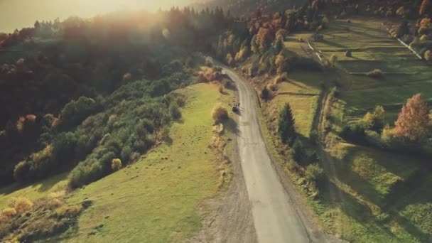 Mountain hill ülke yol araba sürücü havadan görünümü — Stok video