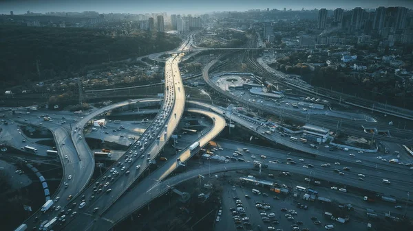 Noite de tráfego urbano sistema rodoviário vista aérea — Fotografia de Stock