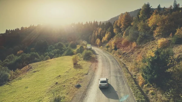 Berg Hügel Land Straße Auto fahren Luftaufnahme — Stockfoto