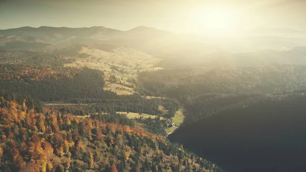 Oberfläche des Hangs im Hochland weiches Sonnenlicht Luftaufnahme — Stockfoto