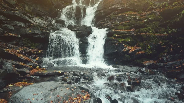 Puro selvaggio altopiano cascata torrente terra pietrosa — Foto Stock