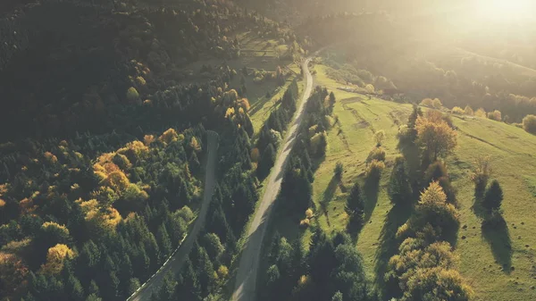 Красочный холмистый лес сельской дороги вид с воздуха — стоковое фото