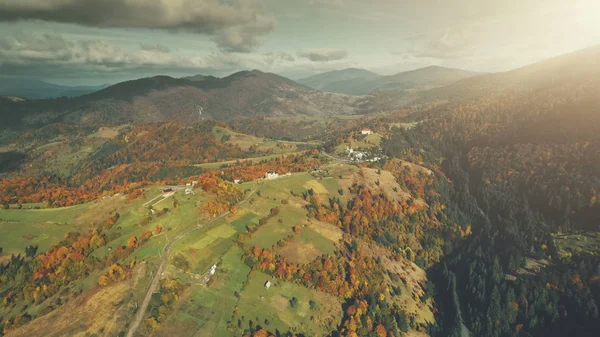 Çok renkli dağlık manzara havadan görünümü — Stok fotoğraf