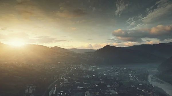Berg Vorstadt Hütte Sonnenaufgang Luftaufnahme — Stockfoto