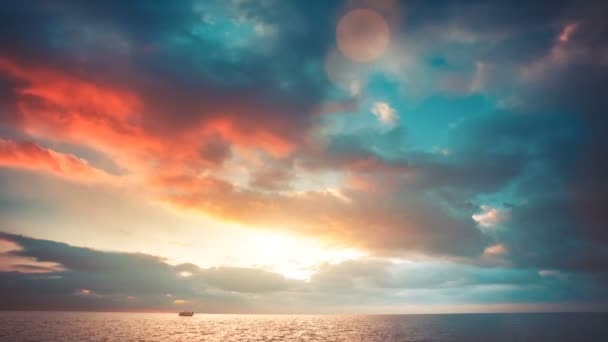 Romantischer farbenfroher Sonnenuntergang am Meer — Stockvideo