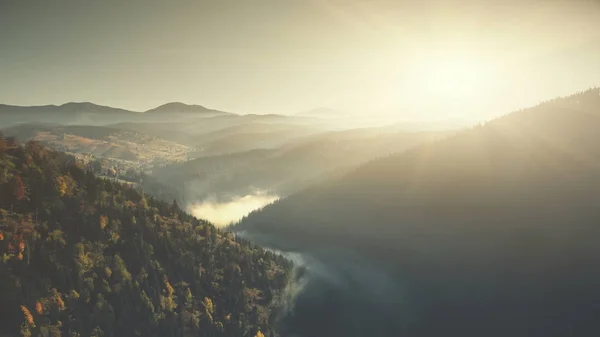 Berglandschaft Landschaft niedrig Nebel Luftaufnahme — Stockfoto