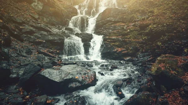 高地林业边坡泡沫瀑布溪流 — 图库照片