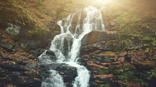 Puro selvaggio altopiano cascata torrente terra pietrosa — Foto Stock