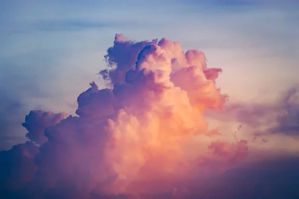 Close-up kleurrijke wolken die omhoog gaan in Sunset Sky. — Stockfoto