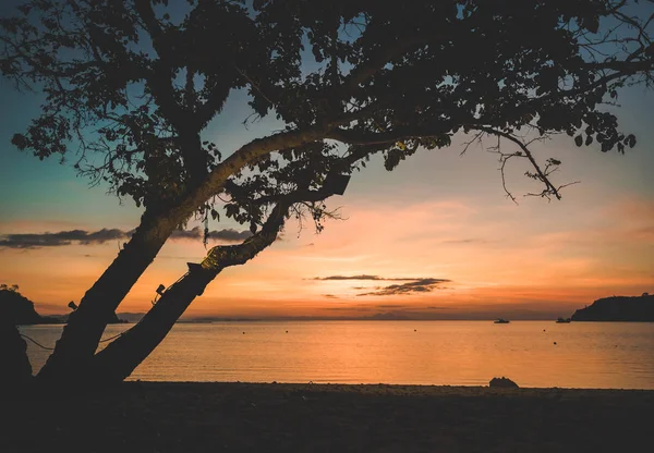 Schöner Sonnenuntergang über dem Meer. bali island, indonesien — Stockfoto