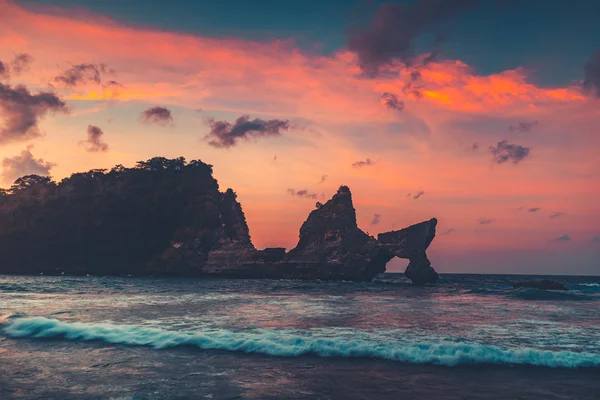 Όμορφο φυσικό βράχο αψίδα στο ηλιοβασίλεμα νερό του ωκεανού — Φωτογραφία Αρχείου