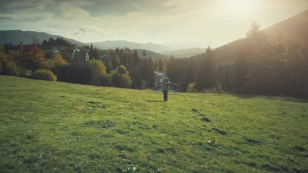 Boldog lány fuss magas hegyi-völgy légi nézet — Stock videók