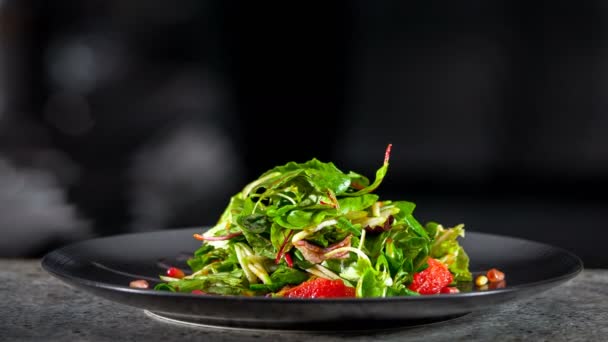 Fresh green lettuce salad with pomegranate — Stock Video