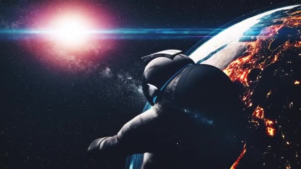 Astronaut ve skafandru nad osvětleným pozemskou zemí — Stock video