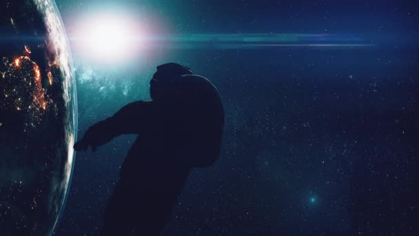 星明かりによって照らされた宇宙空間のコンピュータグラフ宇宙飛行士のシルエット — ストック動画