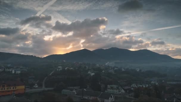 Meraviglioso villaggio di montagna nel buio contro il sole nascente — Video Stock