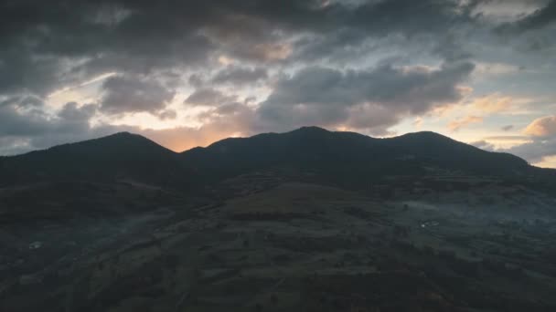 Prados pintorescos en colinas forestales escondiendo el sol en la mañana — Vídeos de Stock