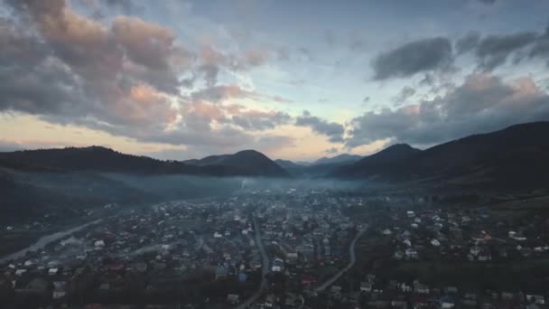 Biuldings en niebla transparente contra siluetas colinas — Vídeos de Stock