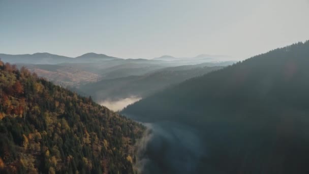 Bílá hustá mlha proti nekonečným siluetám kopců — Stock video