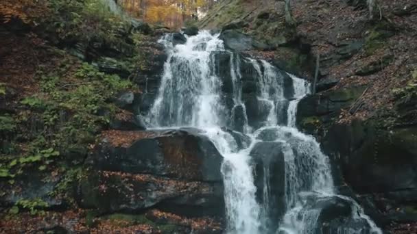 Cascata cascata cade da alta collina su pietre in autunno — Video Stock