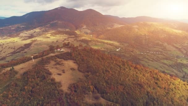 Kahverengi ormanlarla çevrili binanın yakınında uzun telesiyej — Stok video