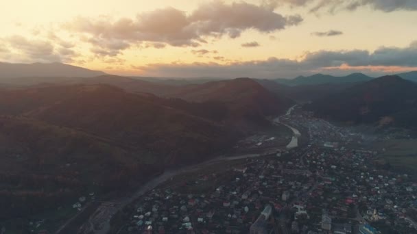 Merveilleuse ville au pied des collines et de la rivière contre le soleil levant — Video