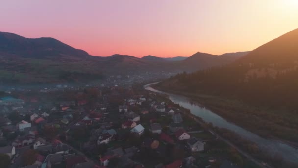 Pintoresca ciudad de montaña con campo de fútbol en el río — Vídeos de Stock