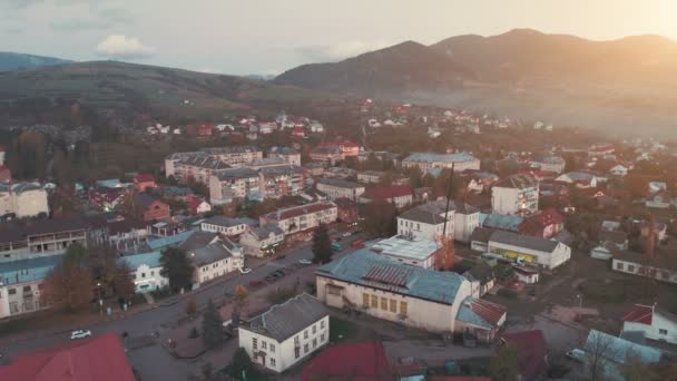 Miasto schludne ulice z jazdy samochody otoczone budynkami — Wideo stockowe