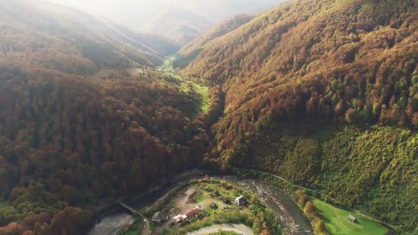 Prados verdes a pé de colinas cobertas de florestas de outono — Vídeo de Stock