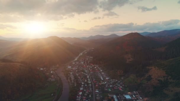 Ciudad pictórica a pie de colina en la orilla del río sinuoso por la mañana — Vídeos de Stock