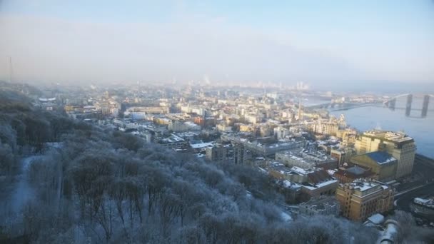 Живописный город с лесного холма над старым городом зимой — стоковое видео