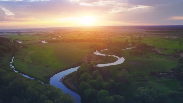 Vista aérea: Vuelo de 4K sobre el hermoso río — Vídeo de stock