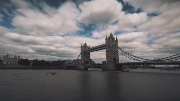 Tower Bridge över Themsen med segelbåtar — Stockvideo