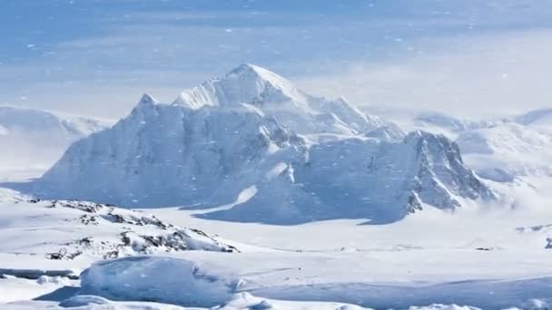 Прекрасные белые замерзшие Антарктические холмы под снежным покровом — стоковое видео