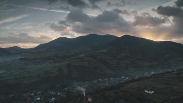 Pitorescas casas de aldeia de montanha em colinas florestais — Vídeo de Stock