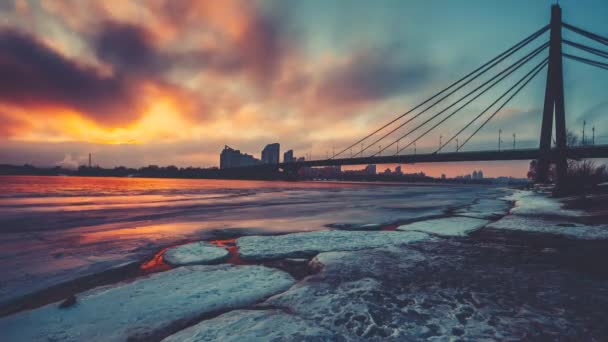 Nuvens noturnas coloridas flutuam mais de metade do rio Dnipro congelado — Vídeo de Stock