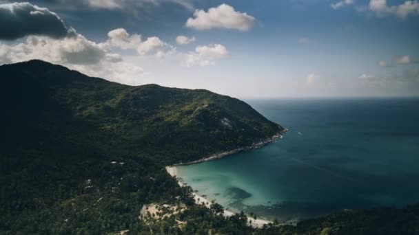 Pictórica playa de arena de Ko Pha-ngan entre altas colinas y el mar — Vídeo de stock