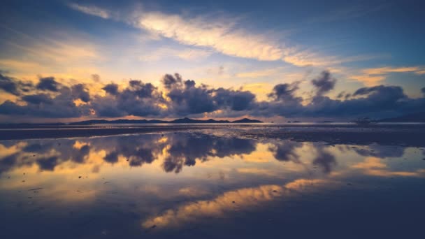 Nuvole grigie galleggiano nel cielo colorato sull'isola di Ko Pha-ngan — Video Stock